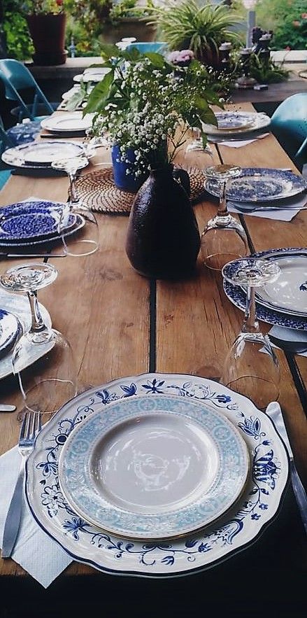 Wedding Mismatched China, Vintage Plates Wedding, China Plates Wedding, Mismatched Table Setting, Blue And White Table Setting, Blue And White Plates, Blue Table Settings, Blue And White Dinnerware, Plates Wedding