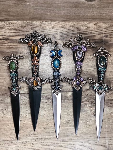 Powerpuff Kızları, Fantasy Dagger, Art Scary, Knife Aesthetic, Pretty Knives, Fantasy Props, Dagger Knife, Cool Swords, Cool Knives