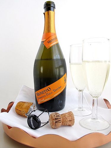 Prosecco: The Italian Sparkling Wine. i bought a bottle of some in asolo, italy where it originated from and im saving it for our wedding day Asolo Italy, Mionetto Prosecco, Prosecco Bottle, Tour Italy, Italian Drinks, Water Taxi, Roma Italy, Mixed Drinks Recipes, Coffee Wine