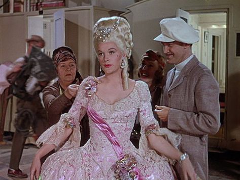 Debbie Reynolds was cute and all, but Jean Hagen as Lina Lamont BRINGS IT. Lina Lamont, Princess And The Pauper, Historical Movies, Singing In The Rain, Fashion Photography Inspiration, Period Costumes, Movie Costumes, Into The Woods, Vintage Hollywood