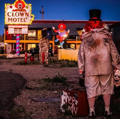 The Clown Motel - USA's Most Terrifying Accommodation Garden Pool Ideas, Clown Motel, Tonopah Nevada, Eerie Places, Unusual Hotels, Unexplained Phenomena, Old Cemeteries, Creepy Clown, A Clown