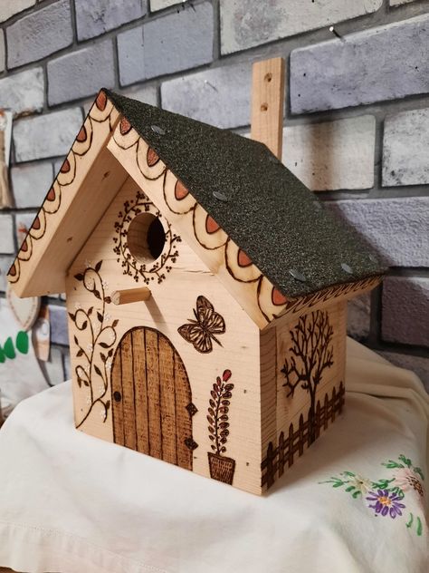 Wood Burn Birdhouse, Wood Burned Birdhouse, Easy Bird, Bird House Plans, Pyrography Art, Decorative Bird Houses, Wood Burning Crafts, Diy Birds, Wood Burning Patterns