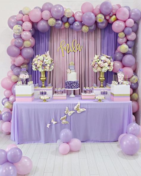 Lavender and pink, how devine! Loved designing this Sophia The First inspired table for little Mila!💜💜💜 Design and Set-up @liveloveplayla… Lilac Balloons, Lila Party, Lavender Baby Showers, Purple Birthday Party, Girl Shower Themes, Idee Babyshower, Baby Shower Purple, Purple Birthday