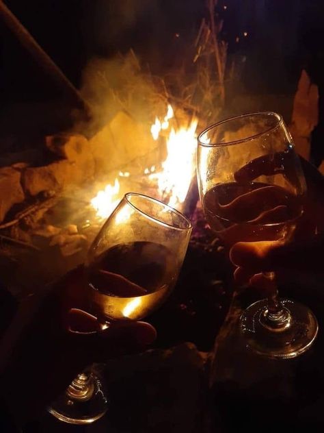 Fire Pit At Night, Barbeque Party Night, Fire Pit Photoshoot, Wine Party Aesthetic, Bonfire Night Aesthetic, Fire Pit Aesthetic, Fire Pit Night, Wine Night Aesthetic, Campfire Aesthetic