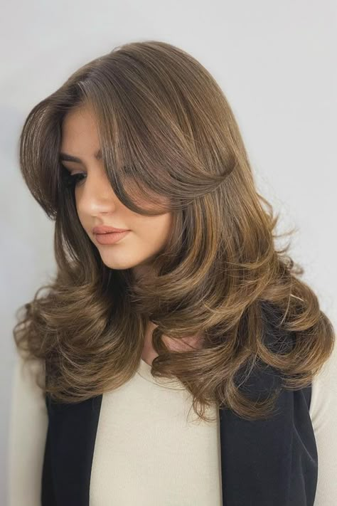 Medium Length Hair With Butterfly Layers, Butterfly Cut Side Part, Haircuts Medium Hair Layers, Hair Layers Ideas, Butterfly Cut Mid Length Wavy Hair, Haircuts Short Layers, Butterfly Haircut Mid Length, Buterfluffy Haircut Long Hair Straight, Haircuts For Long Length Hair