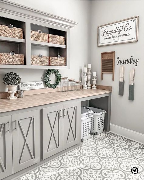 Large Laundry Room Ideas, Laundry Room Countertop Ideas, Laundry Room Ideas Organization, Modern Farmhouse Laundry Room, Laundry Room Organization Storage, Farmhouse Decor Diy, Dream Laundry Room, Mudroom Laundry Room, Farmhouse Laundry