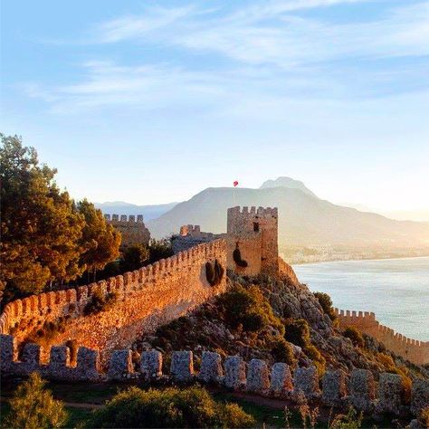 Situated on a peninsula 250 meters above the sea, this medieval castle towers over the coastal city of Alanya. Originally built by Seljuk Turks to ward off pirates, today the Alanya Castle offers a spectacular view of the vast Mediterranean Sea. Coastal City, Castle Tower, Coastal Cities, City Architecture, Medieval Castle, Mediterranean Sea, Antalya, Monument Valley, The Sea