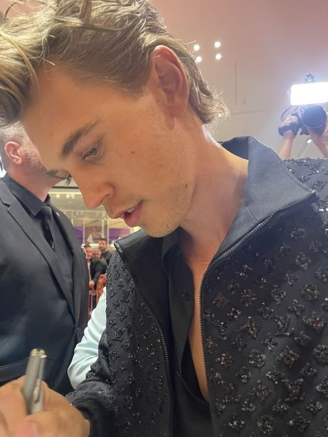 Austin Butler Rare, Austin Butler Boyfriend, Elvis Films, Elvis Austin Butler, Elvis 2022, Austin Elvis, Austin Butler Elvis, Elvis Movie, Callum Turner