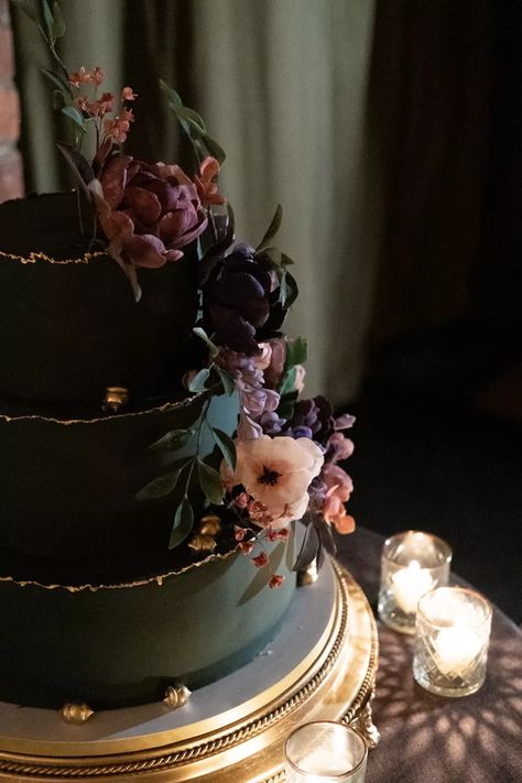 Purple Black Wedding, Green Wedding Ideas, Black Wedding Cake, Cupcake Tower Wedding, Purple Wedding Cake, Dark Green Wedding, Purple And Green Wedding, Green Cupcakes, Green Wedding Cake