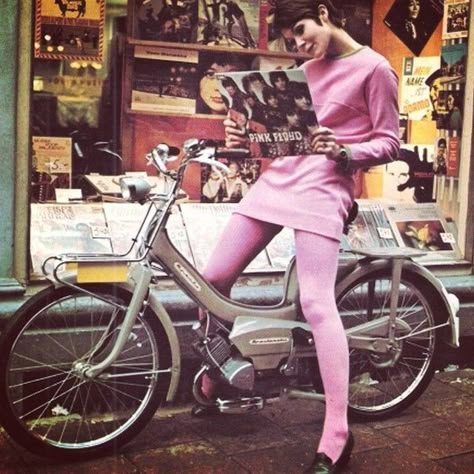 groovy girl Vintage Tights, Pink Floyd Fan, 60s Girl, Wool Tights, Swinging 60s, 60s 70s Fashion, Carnaby Street, Swinging London, 60s And 70s Fashion