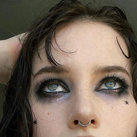 Grunge Makeup For Round Eyes, Glitter Emo Makeup, Messy Punk Makeup, Makeup With Stars Stamp, Cool Eye Makeup Ideas, Messy Glitter Eye Makeup, Messy Mascara Aesthetic, 90s Alt Makeup, Messy Makeup Aesthetic Grunge