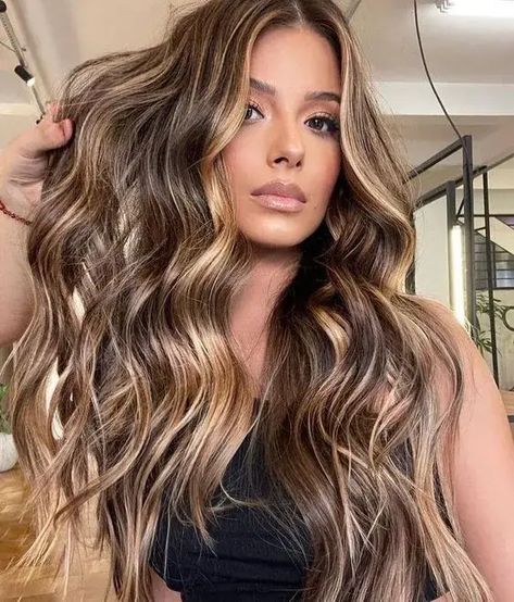 Pelo castaño con reflejos miel Mocha Hair, Beach Wave Hair, Brunette Hair With Highlights, Trendy Hairstyle, Brown Hair Balayage, Hair Shades, Hair Color And Cut, Brown Hair With Highlights, Summer Hair Color