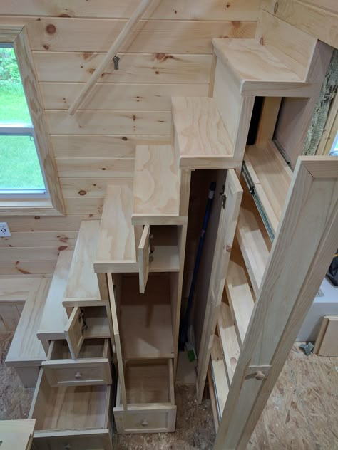 Design Case Mici, Diy Tiny House Plans, Tiny House Stairs, Tiny House Storage, Small Cupboard, Diy Tiny House, Loft Stairs, Tiny House Interior Design, Tiny House Loft