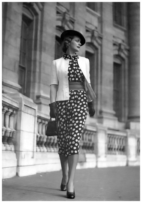 Polka-dot fashion near Admiralty Arch, London, photo by Norman Parkinson, 1930's 1930s Outfits, 1930 Fashion, Dots Fashion, Glamour Vintage, Polka Dots Fashion, 30s Fashion, Retro Baby, Vintage Versace, 40s Fashion