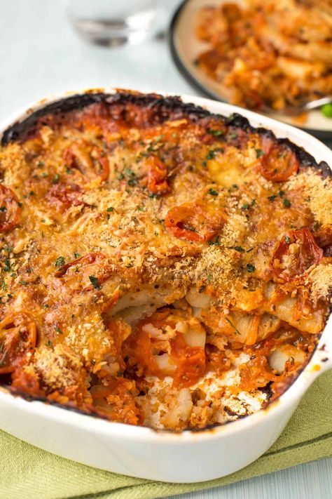 Cheese and tomato potato bake - this crispy gratin is super easy to make! It's layered up with mature cheddar cheese, thinly sliced potatoes, and a rich tomato sauce - the perfect side dish. #potatobake #potatogratin Potato Tomato Onion Bake, Tomato Potato Bake, Potatoes And Tomatoes Recipes, Tomato Potato Recipe, Potato And Tomato Recipes, Tuna Potato Bake, Layered Potato Bake, Homemade Au Gratin Potatoes, Potato Tomato Recipe