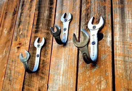 Top 10 Things You Can Make With Old Spanners & Wrenches - Paperblog Diy Wall Hooks, Diy Tableau, Diy Towel Rack, Diy Projects For Men, Old Ladder, Diy Upcycling, Throw In The Towel, Repurposed Items, Old Tools