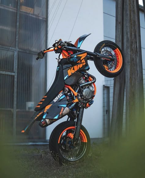 Supermoto Bikes, Kawasaki Dirt Bikes, Bike Helmet Design, Ktm Supermoto, Ktm Dirt Bikes, Ktm Motocross, Ktm Enduro, Dirt Bike Helmets, Ktm 450