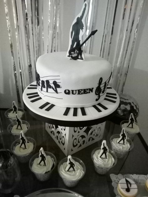 Queen Band Party Theme, Queen Band Cake, Freddie Mercury Cake, Drum Birthday Cakes, Freddie Mercury Birthday, 80s Eye Makeup, Queens Birthday Cake, Queen Birthday Party, Queen Cake