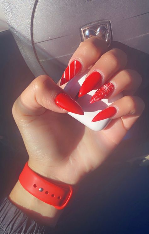 Long Round Christmas Nails, Red Stiletto Nails Christmas, Christmas Nails Stiletto Simple, Sharp Christmas Nails, Christmas Stilleto Nails Simple, Christmas Nails Acrylic Stiletto, Stilleto Christmas Nail Art Designs, Stiletto Christmas Nails Designs, Pointy Christmas Nails