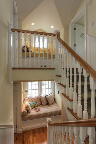 Cottage Staircase, Design Hall, Under The Stairs, Dream House Interior, Dream House Plans, Staircase Design, Pretty House, Dream House Decor, House Inspo