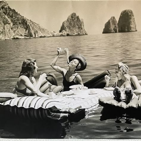 Eating Spaghetti on the Water Vintage Poster Print, Capri Italy 1939 Girls Italian Pasta Air Floats Ocean Women Wall Art Home House Decor - Etsy Mexico Italian Posters, Hal Decor, Capri Italy, Bar Wall Decor, Vintage Italy, Pool Floats, Black And White Posters, Beach Picnic, Hallway Decorating