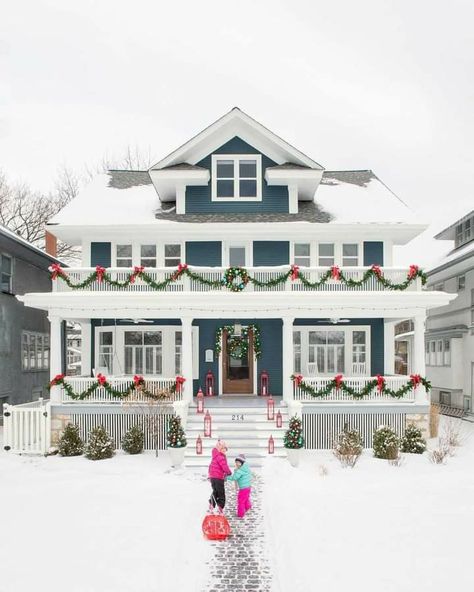 Holiday Front Porch, Front Porch Decorating Ideas, Porch Decorating Ideas, Hgtv Magazine, Hgtv Dream Home, Outdoor Dining Room, Christmas Front Porch, Home For Christmas, Front Porch Decorating