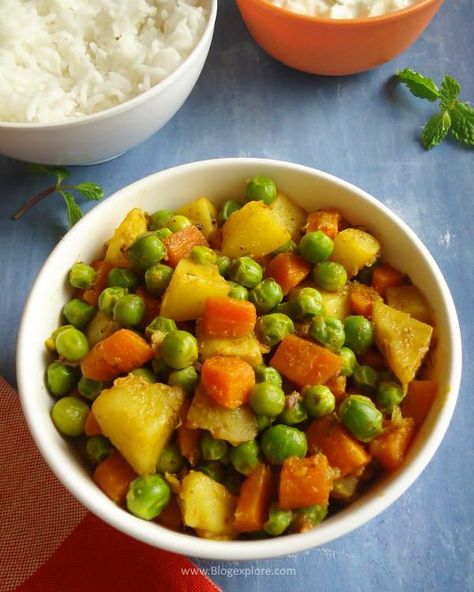 Aloo Gajar Recipe, Peas Side Dish, Carrot Curry, Vegetarian Recepies, Dry Curry, Indian Vegetarian Dishes, Veg Recipes Of India, North Indian Recipes, Paneer Recipes