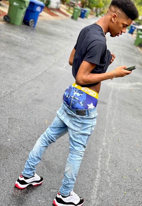 Men Sagging Pants, Very Funny Photos, Saggin Pants, Drip Fits, Sagging Pants, Thug Style, Thirst Trap, Men Bodies, Pride Art