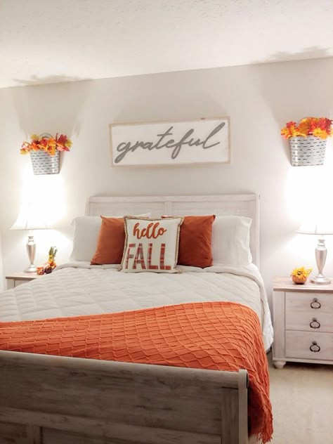 Discover 35 inspiring fall bedroom decor ideas to create a cozy, inviting space. Get inspired with warm colors, and textures! Fall Bedroom Decor Farmhouse, Simple Fall Room Decor, Cute Fall Bedroom Ideas, Cozy Bedroom With Tv, Fall Room Decor Aesthetic Cozy, Fall Bed Decor, Fall Decorated Bedroom, Fall Inspired Bedroom, Fall Decor For Bedroom