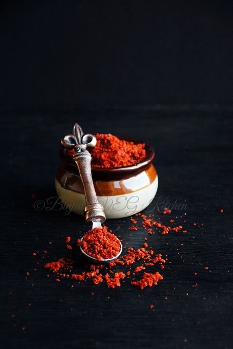 Pickle Masala Powder popular in Gujarati cuisine also called as Shambharyo or Methia Masala. Pickle Masala Powder use to make different Guajarati pickles. Indian Spices Photography, Spices Organization, Mistress Of Spices, Spices Photography, Masala Powder Recipe, Sauce Pesto, Masala Sauce, Spice Market, Spice Mix Recipes