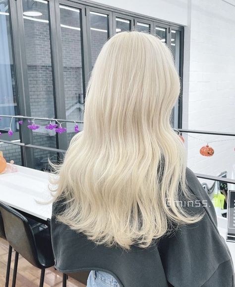 Cold Blonde Hair, Blonde Hair Japanese, Bleach Bath Hair, White Gold Hair, Aesthetic Hair Color, Beige Hair Color, Bleach Bath, Cold Blonde, Spring Neutrals