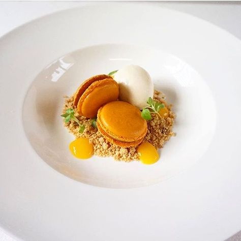 Butterscotch caramel macarons with toasted almond crumble, mango, yuzu gel & vanilla ice cream. Dessert uploaded by @ma_pasion #gastroart Ice Cream Plating, Caramel Macarons, Butterscotch Caramel, Almond Crumble, Types Of Desserts, Dessert Plating, Fine Food, Vanilla Ice, Vanilla Ice Cream