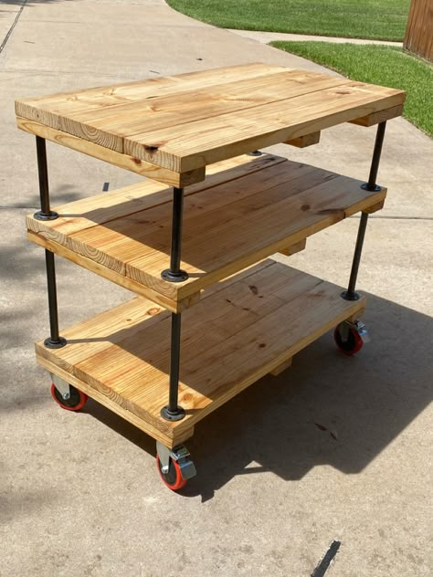 Pallet Cart With Wheels, Diy Rolling Cart, Pallet Work Bench, Woodworking Projects Table, Wooden Patio Furniture, Diy Rack, Diy Stool, Workbench Plans Diy, Luxurious Interior Design