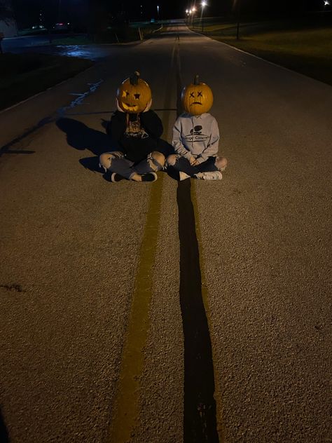 Carved Pumpkin Head Photoshoot, Pumpkin Head Photoshoot Friends Black, Pumpkin Head And Ghost Photoshoot, Pumpkin Head Photoshoot Aesthetic, Pumpkin Photoshoot Friends, Halloween Photoshoot Ideas Pumpkin Head, Halloween Pumpkin Heads Photoshoot, Pumpkin Head Trend, Pumpkin On Head