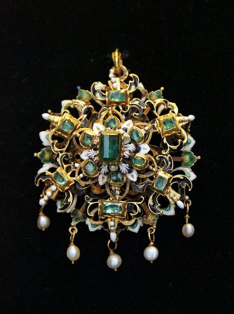 Hungarian, 17th century; exquisite gold pendant with emeralds, natural pearls and polychrome enamel. 17th Century Jewelry, Historic Jewelry, Baroque Jewelry, Historical Jewellery, Royal Jewels, Ancient Jewelry, Vintage Jewels, Gorgeous Jewelry, Antique Jewellery