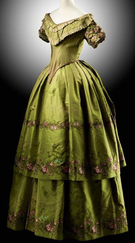 Mid 1800s Fashion, 1840s Dress, Historical Gowns, 1800s Fashion, Dress History, 19th Century Fashion, History Fashion, Victorian Lady, Victorian Clothing