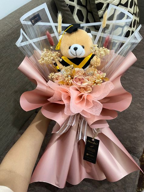 Buket Wisuda Aesthetic, Bouquet Of Flowers For Graduation, Bucket Graduation, Bouquet Wisuda, Bucket Wisuda, Graduation Flower Bouquet, Balloon Bouquet Diy, Graduation Bouquet, Graduation Flowers