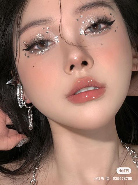 Face Jewels Makeup Concert, Douyin Rhinestone Makeup, Cool Douyin Makeup, Chinese Prom Makeup, Cute Sparkly Makeup, Douyin Birthday Makeup, Douyin Makeup For Hooded Eyes, Make Up With Rhinestone, Prom Makeup Sparkly