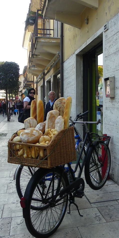 bread bike Montmartre Paris, Crumpets, Bread Basket, Fresh Bread, Daily Bread, Freshly Baked, Bologna, Bread Baking, Street Food