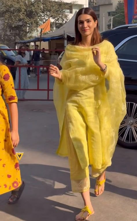 Celebrities Airport Outfit, Office Salwar Suits For Women, Celebrity Kurti Outfits, Traditional Day Saree For College, Daily Wear Kurtis Style Casual, Kurta Outfits Women Casual, Office Outfits Women Indian, Casual Salwar Suit, Kurta Designs Women Casual