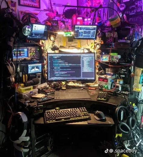 Cyberpunk Office, Hacker Room, Cyberpunk Room, Cyberpunk Aesthetic, Cyberpunk City, Computer Room, Gaming Room Setup, Command Center, Computer Setup