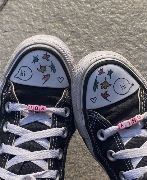 Heartstopper Converse, Converse Drawing, Converse Design, Converse Aesthetic, Youre My Favorite Person, Diy Sneakers, Custom Converse, Shoes Drawing, Embroidered Shoes