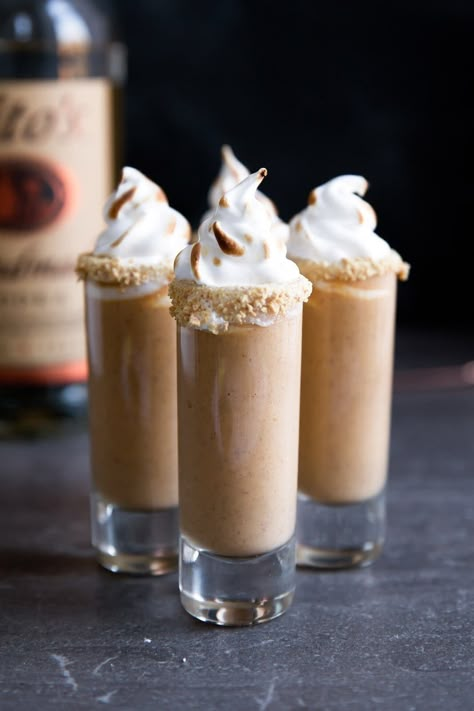 Pie Shooters, Pumpkin Milkshake, Eggnog Cocktail, Shooter Recipes, Broma Bakery, Dessert Shooters, Pudding Shots, Easy Pumpkin Pie, Halloween Cocktails