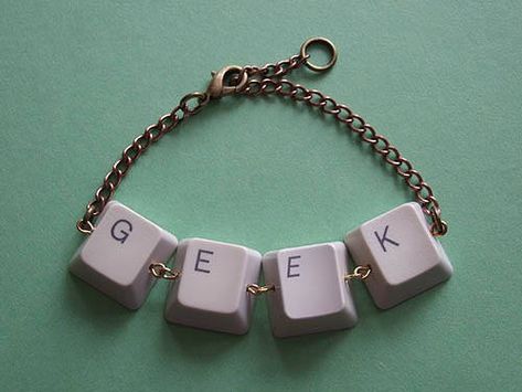 22 Creative Things People Did With Keyboard Keycaps - Hongkiat Handmade Jewelry Business, Diy Room Decor For Teens, Key Bracelet, Keyboard Keys, Crochet Geek, Diy Clothes Design, Keys Art, Handmade Jewelry Diy, Upcycled Jewelry