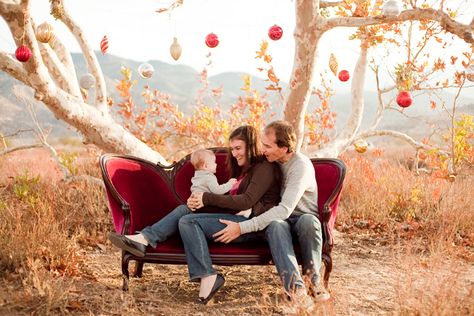 couch outside Creative Card Ideas, Outdoor Christmas Photos, Family Holiday Pictures, Christmas Baby Pictures, Christmas Poses, Photography Mini Sessions, Xmas Photos, Fall Portraits, Red Couch