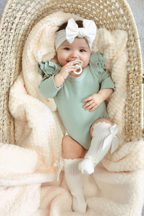 Twin Baby Girls Newborns, Cute Babies Pictures, Cute Newborn Baby Girl Outfits, Baby Cute Pictures, Newborn Outfits Girl, Baby Outfits Girl, Baby Fashion Girl, Vintage Baby Girl Clothes, Baby Fashion Girl Newborn