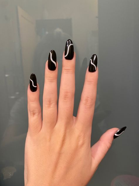 Black And White Nails Swirl, Black And White Swirl Nails, Black And White Nails, Wave Nails, Lines On Nails, Nails Inspo, Nails Nailart, Black Nails, White Nails