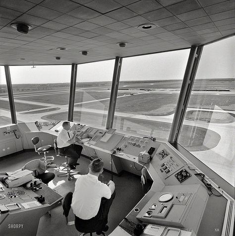 1962 ... control tower - Dulles Tower Interior, Airport Reading, Airport Tower, Airport Control Tower, Airport Architecture, Shorpy Historical Photos, Dulles International Airport, Control Tower, Frankfurt Airport