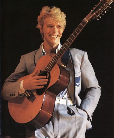 David Bowie Fashion, David Bowie Pictures, Ziggy Played Guitar, David Bowie Labyrinth, Bowie Labyrinth, Ziggy Stardust, Music Icon, Amazing People, Funny Stories