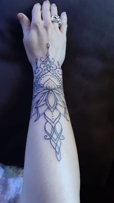 Top Arm Tattoo Women, Mandala Tattoo Sleeve Women, Wrist Hand Tattoo, Simple Lotus Flower Tattoo, Lotus Flower Tattoos, Mandala Wrist Tattoo, Lotusblume Tattoo, Hand Tattoo Designs, Jagua Henna